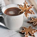 Zimt, Nelken, Muskatnuss und feiner Puderzucker verleihen den würzigen Tassenkeksen das typische weihnachtliche Aroma.