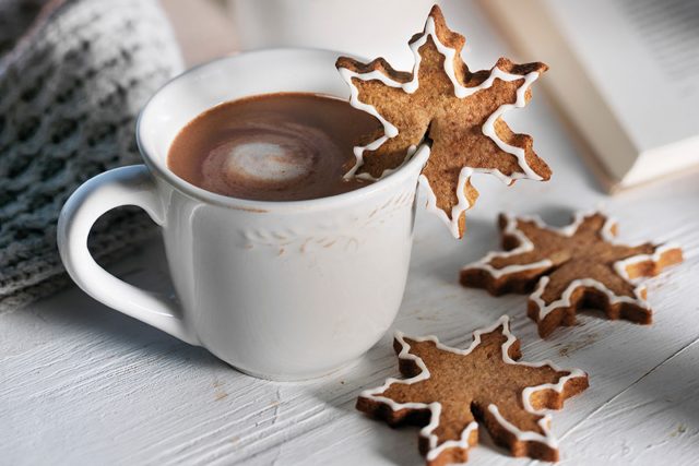 Zimt, Nelken, Muskatnuss und feiner Puderzucker verleihen den würzigen Tassenkeksen das typische weihnachtliche Aroma.