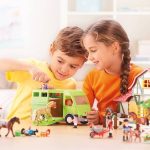 Die Faszination, die ein Reiterhof auf Kinder ausübt, war schon immer groß und ist ungebrochen.