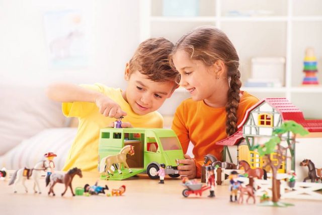 playmobil reiterhof Die Faszination, die ein Reiterhof auf Kinder ausübt, war schon immer groß und ist ungebrochen.