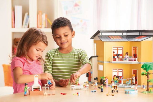 playmobil spielhaus In der neuen Wohnhaus-Spielwelt mit fünf Zimmern, einer Terrasse sowie einem großzügigen Balkon gibt es beinahe alles, was es in einem echten Haus auch gibt.