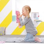 Mit ihr wird geschmust und fantasievoll gespielt: Über Jahre hinweg begleitet die Lieblingspuppe kleine Mädchen und wächst ihnen ans Herz.