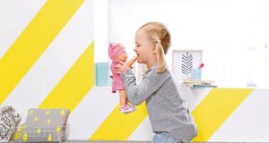 Mit ihr wird geschmust und fantasievoll gespielt: Über Jahre hinweg begleitet die Lieblingspuppe kleine Mädchen und wächst ihnen ans Herz.