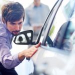 Ein potenzieller Autokäufer sollte das gebrauchte Fahrzeug gründlich begutachten und eine Probefahrt machen.