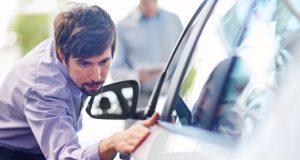 Ein potenzieller Autokäufer sollte das gebrauchte Fahrzeug gründlich begutachten und eine Probefahrt machen.