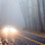 Gerade Fahranfänger sollten sich rechtzeitig auf die kalte Jahreszeit vorbereiten. Schon der Herbst hält mit Nebel und feuchtem Laub auf der Fahrbahn so manche Überraschung bereit.