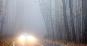 Gerade Fahranfänger sollten sich rechtzeitig auf die kalte Jahreszeit vorbereiten. Schon der Herbst hält mit Nebel und feuchtem Laub auf der Fahrbahn so manche Überraschung bereit.