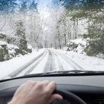 Zu sicherem Fahren auf verschneiter Fahrbahn trägt ganz wesentlich die passende Bereifung bei. Winterreifen sind jetzt Pflicht.