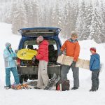 Wer zum Winterurlaub in die Alpen aufbricht, sollte seine Winterreifen vorher checken: In Alpenländern wie Österreich sind mindestens vier Millimeter Restprofil vorgeschrieben.