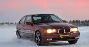 Marken-Winterreifen werden unter Extrembedingungen getestet, damit man sich bei der Fahrt in schneereiche Regionen auf ihre Sicherheit verlassen kann.