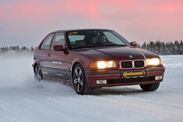 Marken-Winterreifen werden unter Extrembedingungen getestet, damit man sich bei der Fahrt in schneereiche Regionen auf ihre Sicherheit verlassen kann.