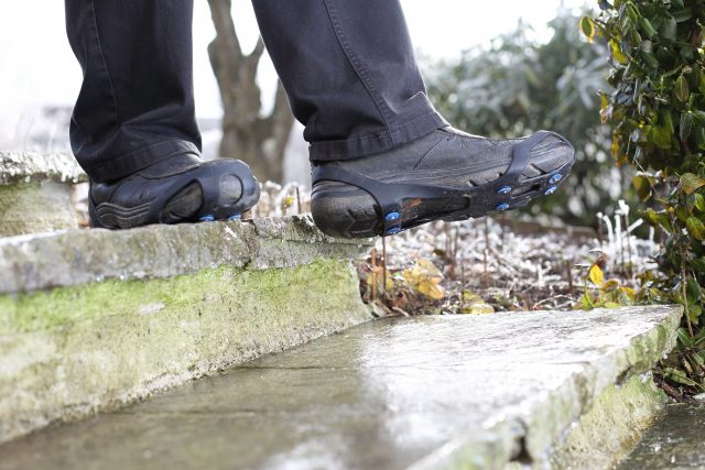 Schuhe Schuhspikes Schuhschneeketten Grödel auf vereister Trepp
