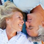 Fast alle Singles aus der Altersgruppe 50plus glauben an die große Liebe - und 77 Prozent hoffen, dass sie sie noch einmal finden.