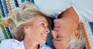Fast alle Singles aus der Altersgruppe 50plus glauben an die große Liebe - und 77 Prozent hoffen, dass sie sie noch einmal finden.