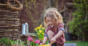 In der Erde graben, Blumen bestaunen und Unkraut zupfen - der eigenen Garten ist auch für Kinder ein Paradies.