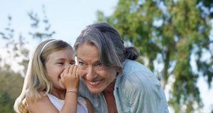 Oma ist die Beste - Großeltern haben oft viel Zeit und Geduld für ihre Enkelkinder.