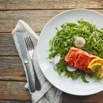 Sanft gebratener Lachs auf einen Salatbett etwa mit Rucola: So einfach und schmackhaft gelingt die kohlenhydratreduzierte Küche.