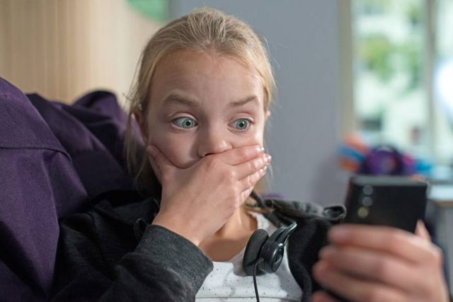 maedchen smartphone Via Social Media angefeindet zu werden ist für ein Kind nur schwer zu verkraften.