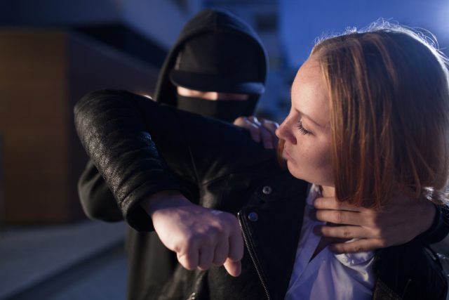 Selbstverteidigung einer Frau gegen Kriminellen mit Gewalt beim Überfall oder Entführung Kostenloser Selbstverteidigungskurs für Frauen.