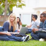 Im Ausland zu studieren ist gut für die Karriere.