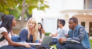 Im Ausland zu studieren ist gut für die Karriere.