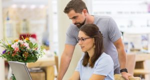 Der moderne Arbeitsalltag läuft weitgehend digital ab und setzt somit unsere Augen digitalem Sehstress aus.