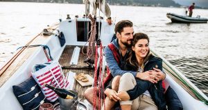 Den magischen Moment bei einer Bootstour im Mondschein erleben: Dabei geht es durch die schönsten Landschaften Deutschlands, auf die man vom Wasser aus eine ganz spezielle Perspektive genießt.