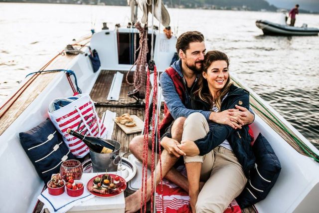 heiratsantrag bootstour Den magischen Moment bei einer Bootstour im Mondschein erleben: Dabei geht es durch die schönsten Landschaften Deutschlands, auf die man vom Wasser aus eine ganz spezielle Perspektive genießt.
