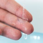 Zur Reinigung von Kontaktlinsen muss eine spezielle Reinigungsflüssigkeit verwendet werden.