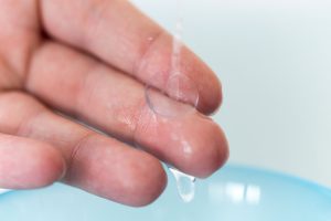 Zur Reinigung von Kontaktlinsen muss eine spezielle Reinigungsflüssigkeit verwendet werden.