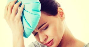 Ein Eisbeutel allein reicht nicht. Frauen, die regelmäßig unter Migräne leiden, brauchen eine langfristige Prophylaxe.