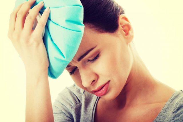 migraene Ein Eisbeutel allein reicht nicht. Frauen, die regelmäßig unter Migräne leiden, brauchen eine langfristige Prophylaxe.