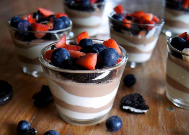 Schoko-Qaurk-Dessert mit Oreos und Beeren von Toertchenfieber