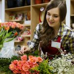 Floristen und Floristinnen fertigen unter anderem Gestecke und Sträuße an und sind zudem für die Pflege der Pflanzen verantwortlich.