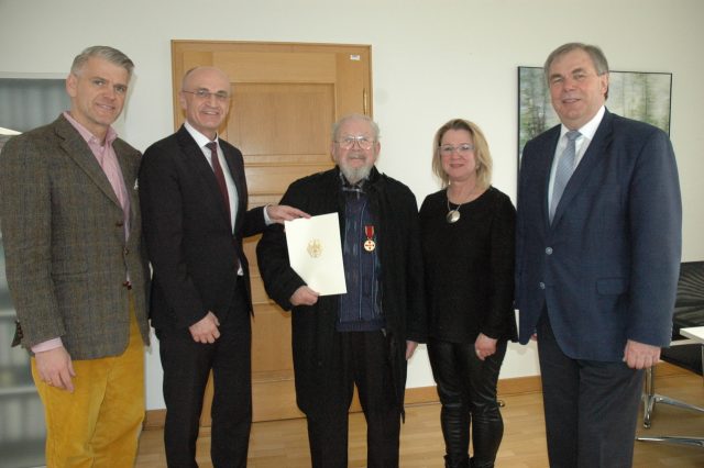 Landrat Wilhelm Schneider überreichte am Freitag in seinem Dienstzimmer im Landratsamt Haßberge die Verdienstmedaille des Verdienstordens der Bundesrepublik Deutschland an Helmar Höhn.