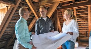 Qualifizierte Energieberater erstellen für modernisierungswillige Hausbesitzer einen "Sanierungsfahrplan" für Baumaßnahmen zur Energieeinsparung.