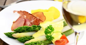 Spargel mit Schinken, Kartoffeln und Sauce Hollandaise
