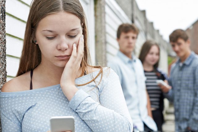 Stress frustrated panic news email reading laptop computer depressed Cybermobbing: Beleidigungen, Belästigungen und Bedrohungen im Netz nehmen zu.