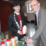 Bierprinz Sebastian Gocker zusammen mit Landrat Wilhelm Schneider