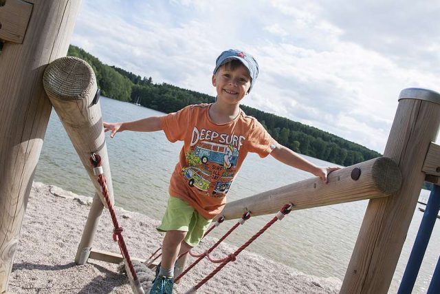Ein Ausflug zum Ellertshäuser See, dem größten See Unterfrankens mit Sandstrand, Wasserspielplatz, Klettergarten und Naturerlebnisweg, darf auf dem Urlaubsprogramm nicht fehlen.