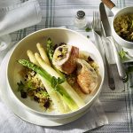 Putenschnitzel an zweierlei Spargel: Die Kombination von zartem Hähnchenfleisch mit Spargel ist lecker und ideal im Rahmen einer ausgewogenen Ernährung.