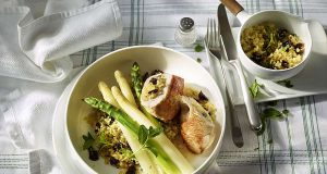 Putenschnitzel an zweierlei Spargel: Die Kombination von zartem Hähnchenfleisch mit Spargel ist lecker und ideal im Rahmen einer ausgewogenen Ernährung.