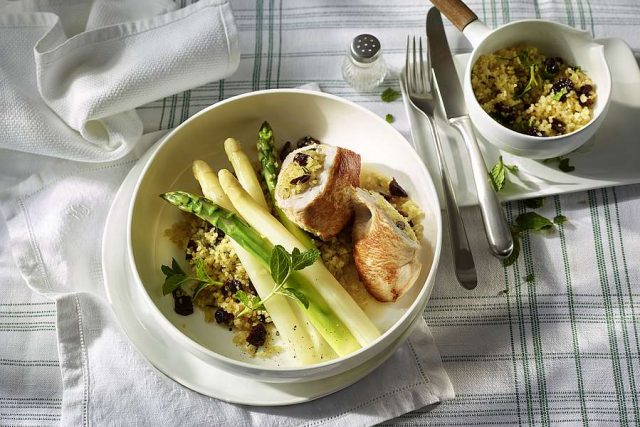 Putenschnitzel an zweierlei Spargel: Die Kombination von zartem Hähnchenfleisch mit Spargel ist lecker und ideal im Rahmen einer ausgewogenen Ernährung.