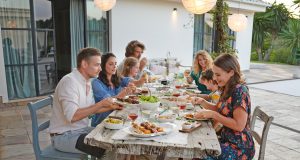 Gemeinsam zu kochen und zu schlemmen macht Spaß, fördert das Zusammengehörigkeitsgefühl und entspannt.