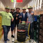 Gewinnübergabe des 30 Liter Fass Weiherer Bio-Zwickerla Dunkel im REWE in Haßfurt