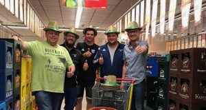 Gewinnübergabe des 30 Liter Fass Weiherer Bio-Zwickerla Dunkel im REWE in Haßfurt