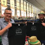 Oswald Kundmüller überraschte die Gewinner mit T-Shirts und Strohhüten