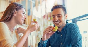 Einfach essen gehen - das kann für Menschen mit Glutenintoleranz zu einem Risiko werden.