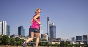 Überlastung beim Sport ist eine mögliche Ursache für Beschwerden an der Achillessehne - dann kann eine spezielle Gelenkbandage helfen.