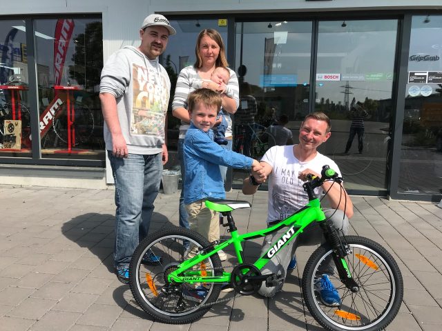 Übergabe des Kinderfahrrads Giant XTC Jr. Lite 20″ im Bike Store Haßfurt